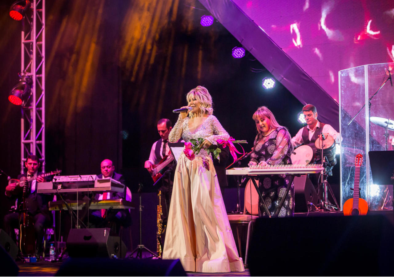 Концерт Бриллиант Дадашовой "Жить с любовью намного прекраснее": овации, букеты цветов