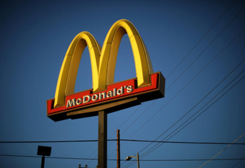 McDonald's впервые в истории изменил логотип в честь 8 Марта