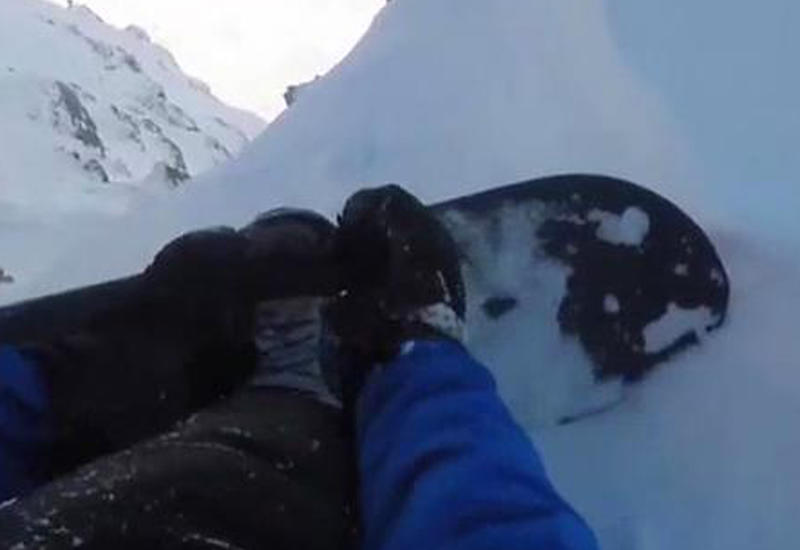 В Альпах сноубордист снял на видео, как его накрывает лавина