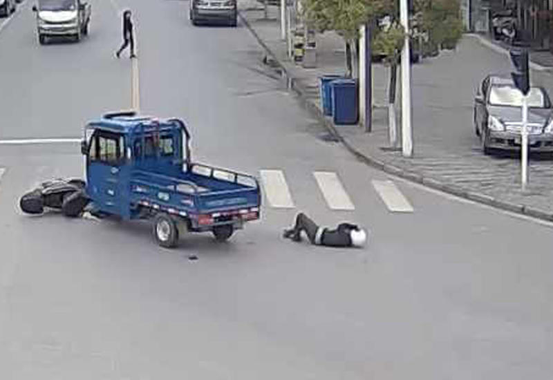 Очевидец аварии проучил наглеца, сбившего мотоциклиста