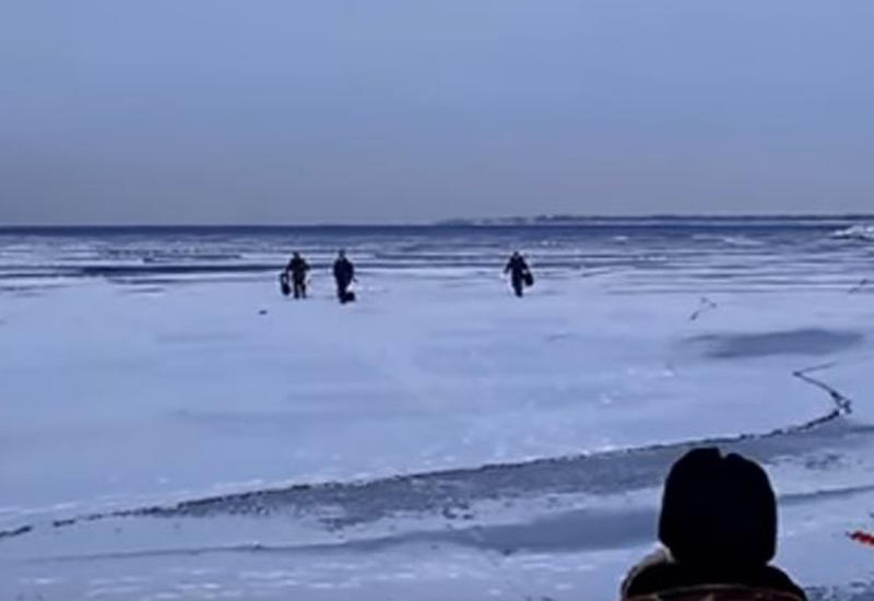 Рыбаки спасались бегством от волны, ломающей лед под их ногами