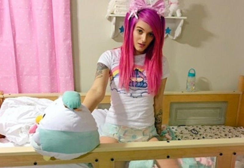 Американка добилась славы благодаря переодеваниям в подгузники