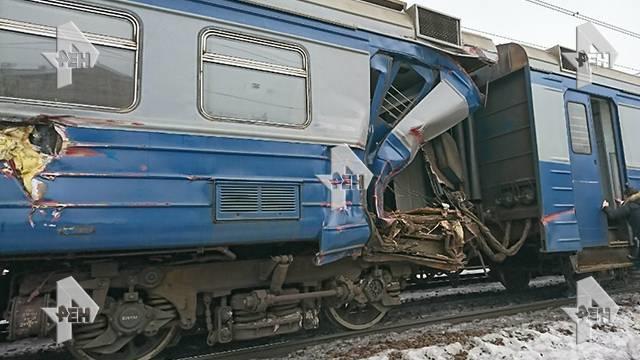 В Москве экскаватор упал с моста на электричку, есть пострадавшие