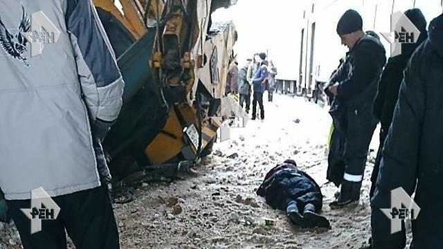В Москве экскаватор упал с моста на электричку, есть пострадавшие