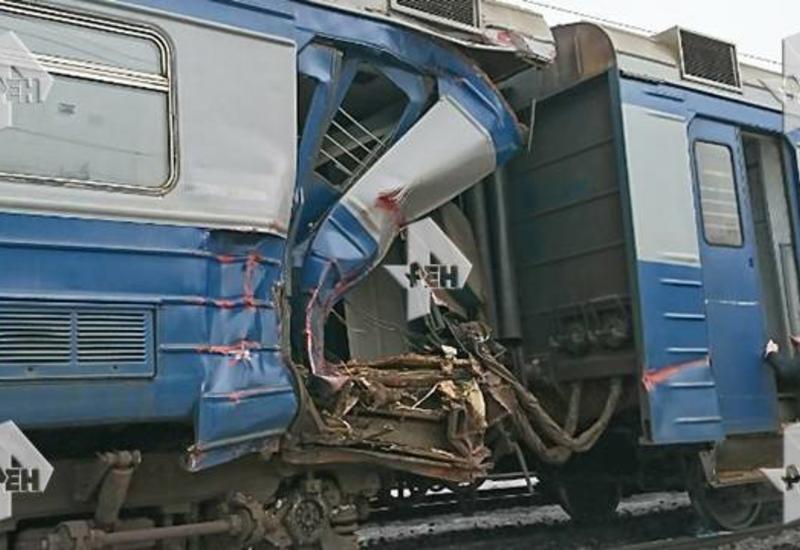 В Москве экскаватор упал с моста на электричку, есть пострадавшие