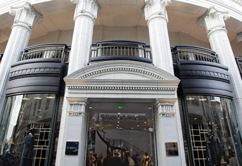 Модный дом Versace отказался от использования натурального меха