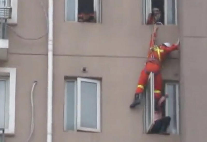 Пожарный оригинально предотвратил самоубийство незнакомки в Китае