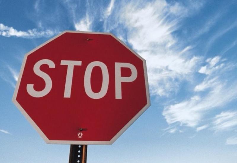 Bu küçədə düzünə getmək 100 manat və 2 baldır