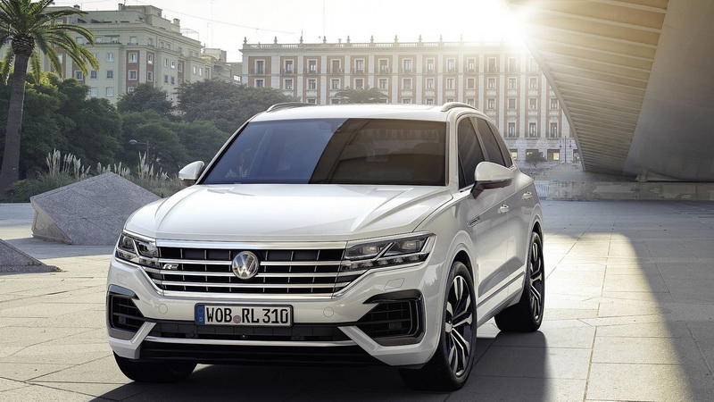 Больше кроссовер, чем внедорожник: Volkswagen представил новый Touareg