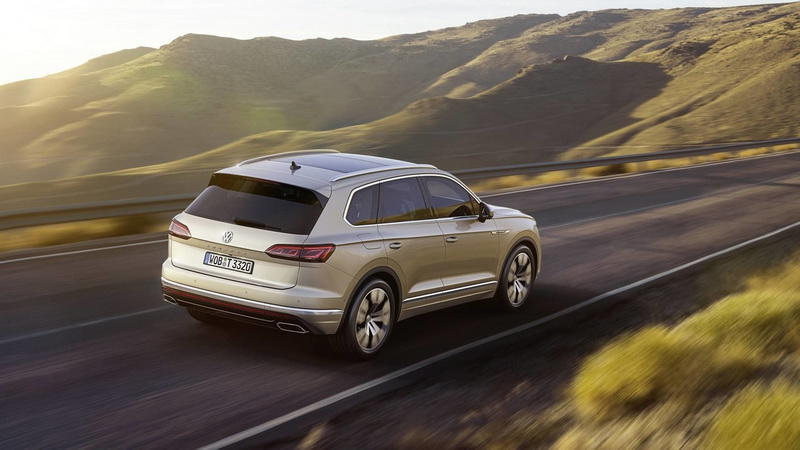 Больше кроссовер, чем внедорожник: Volkswagen представил новый Touareg