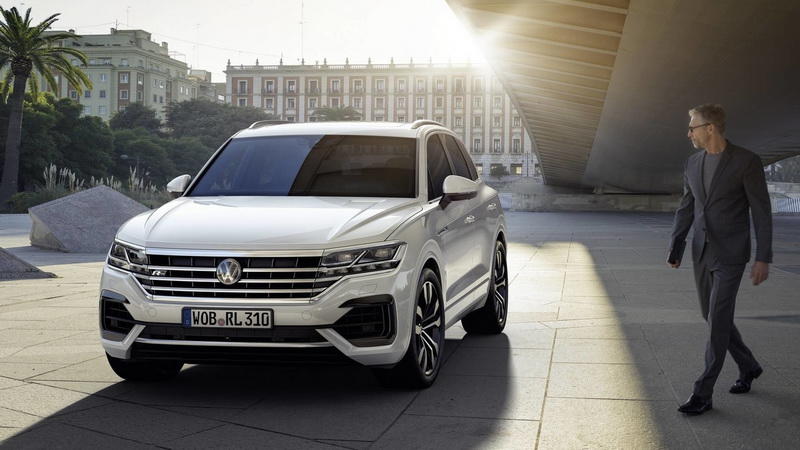 Больше кроссовер, чем внедорожник: Volkswagen представил новый Touareg