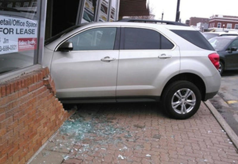 Американка пришла сдавать на права и врезалась в стену