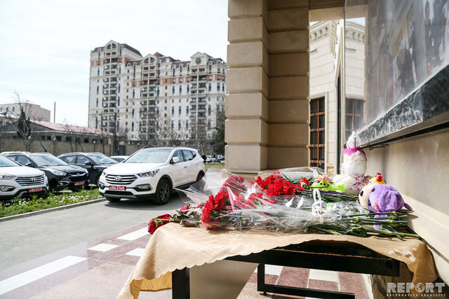 Жители Баку несут цветы к посольству России
