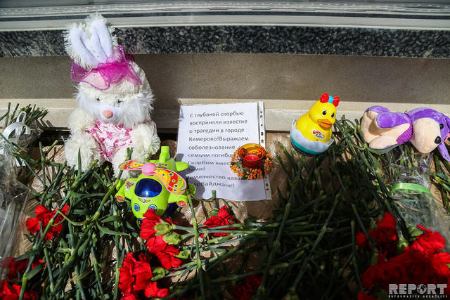 Жители Баку несут цветы к посольству России