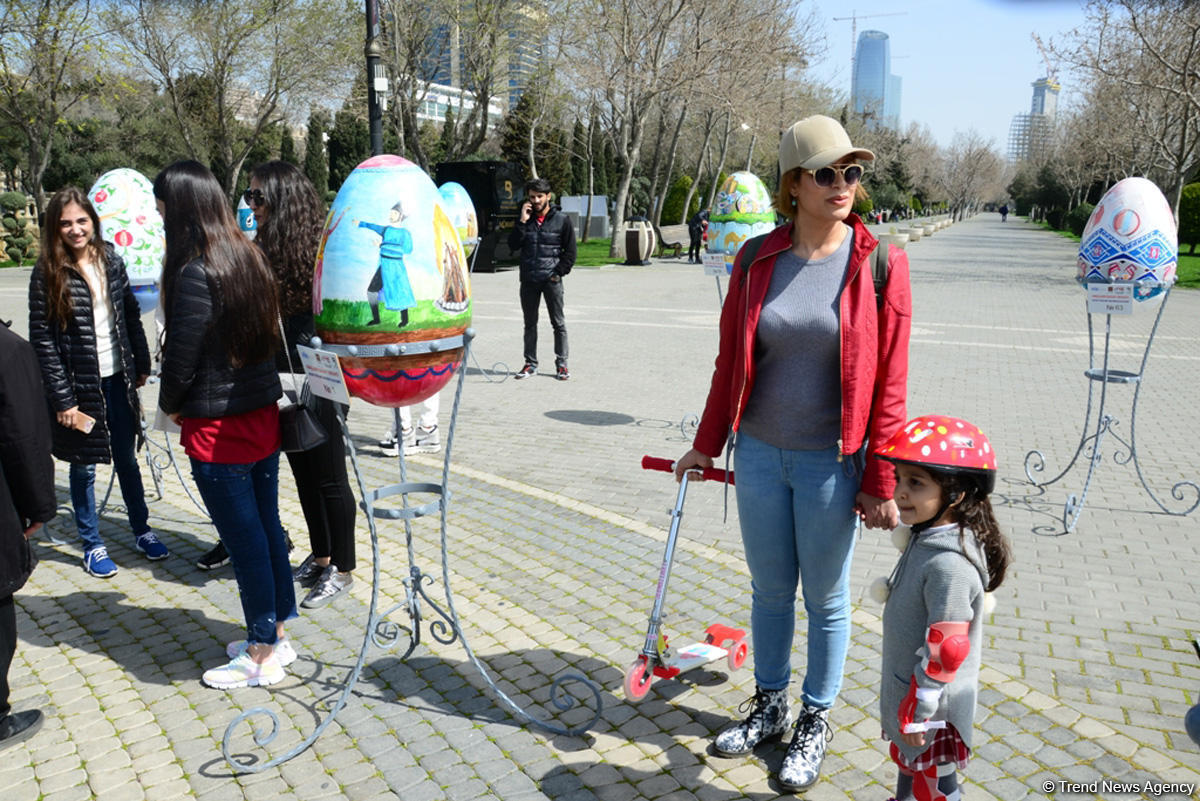 В Баку состоялось награждение победителей выставки "Весенняя свежесть красок"