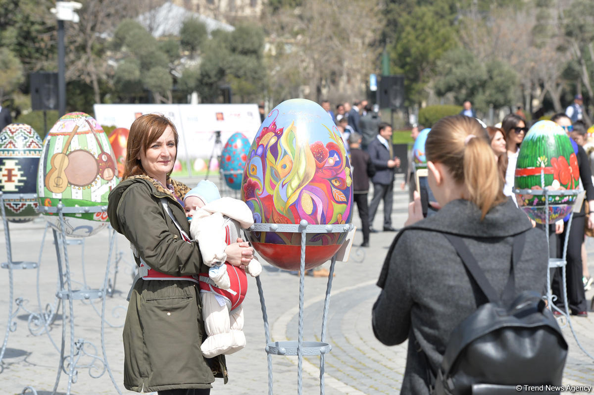 В Баку состоялось награждение победителей выставки "Весенняя свежесть красок"