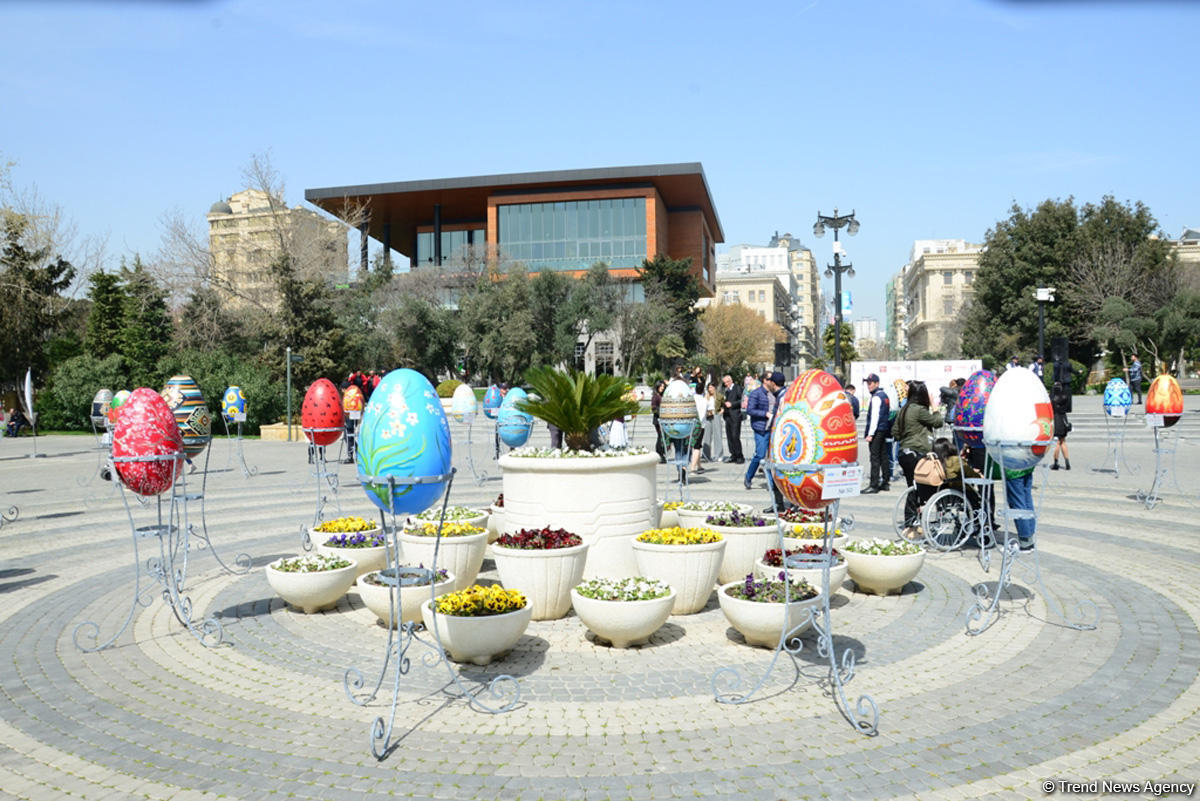 В Баку состоялось награждение победителей выставки "Весенняя свежесть красок"