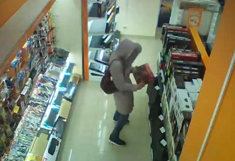 Вор-рецидивист в женской одежде обокрал 20 магазинов и попал на камеры