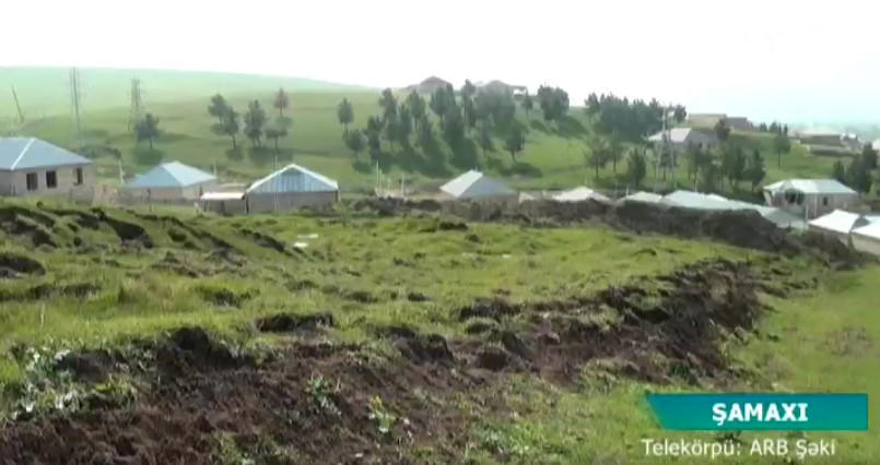 “Oturmuşduq, gurultu səsi gəldi” - Dəhşətli sürüşmə evi tən ortadan böldü
