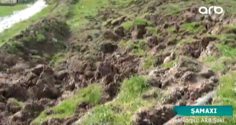 “Oturmuşduq, gurultu səsi gəldi” - Dəhşətli sürüşmə evi tən ortadan böldü