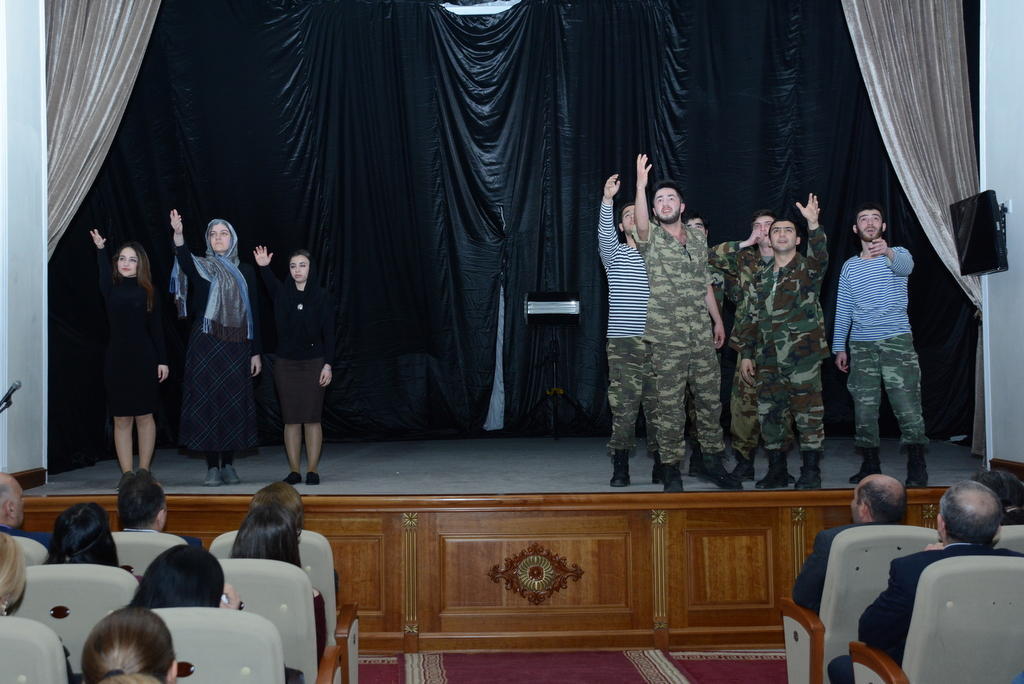 В UNEC показали спектакль "Прерванные судьбы", посвященный шехидам апрельских боев