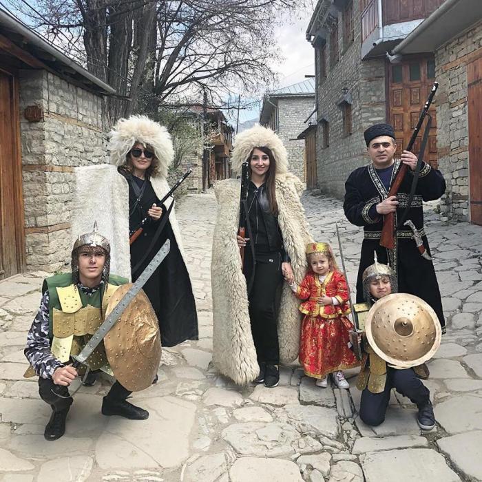 Aytəkin yoldaşı və övladları ilə
