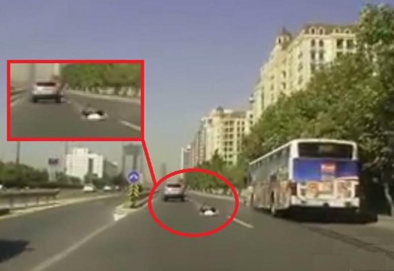 Bakıda avtobus yolu keçən qızı vurub yerə sərdi