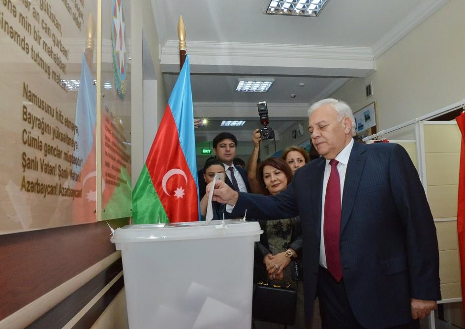 Oqtay Əsədov 22 saylı seçki məntəqəsində səs verib