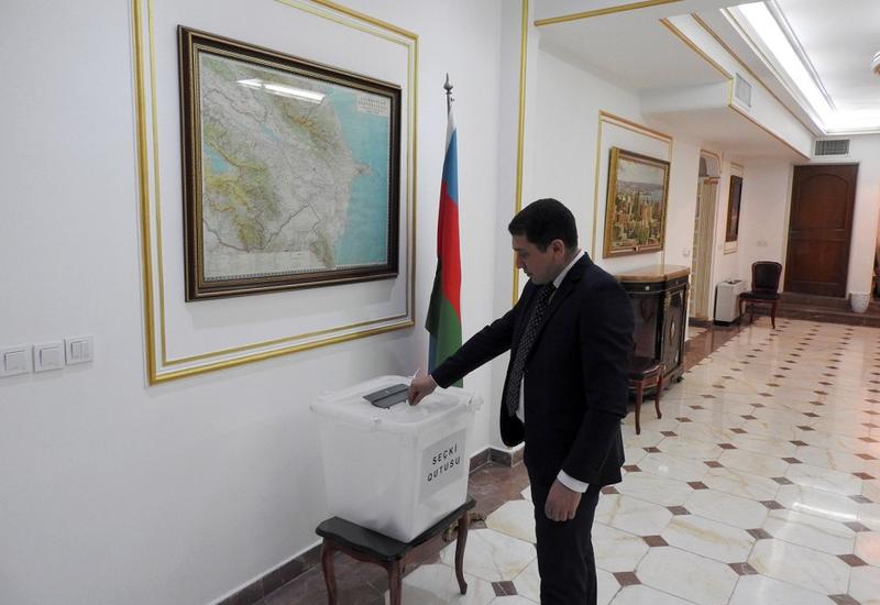 Azərbaycanın İrandakı səfirliyində yaradılmış məntəqədə səsvermə davam edir