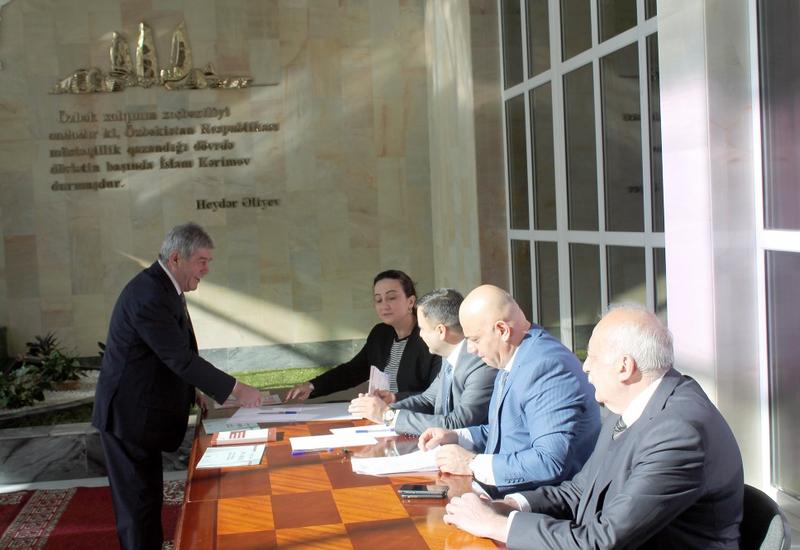 Azərbaycan vətəndaşları Daşkənddəki səfirliyimizdə yaradılmış məntəqədə səs verirlər