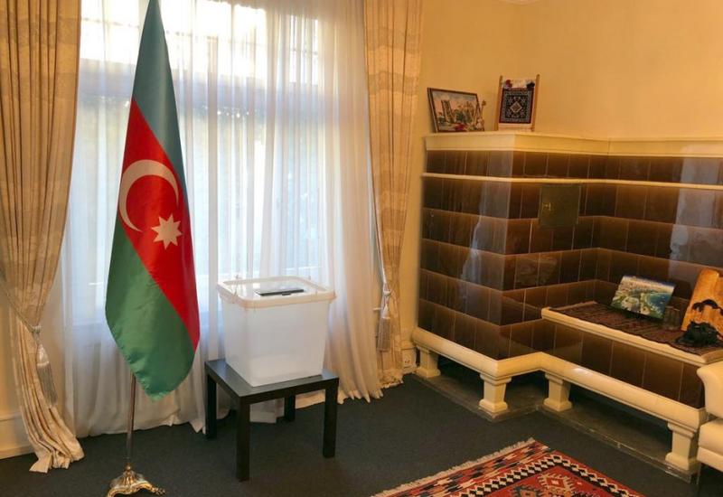 İsveçrədəki vətəndaşlarımız Berndə yaradılmış seçki məntəqəsində səs verirlər