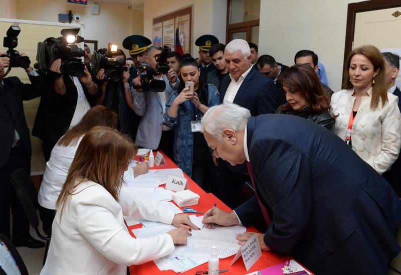 Oqtay Əsədov 22 saylı seçki məntəqəsində səs verib