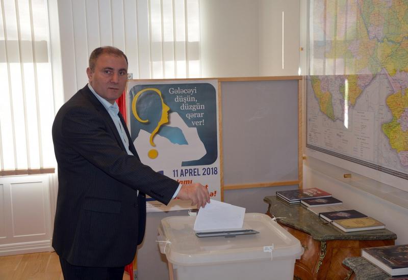 Azərbaycanın İsveçdəki səfirliyində yaradılmış məntəqədə seçicilərin rahat səs vermələri üçün hər cür şərait var