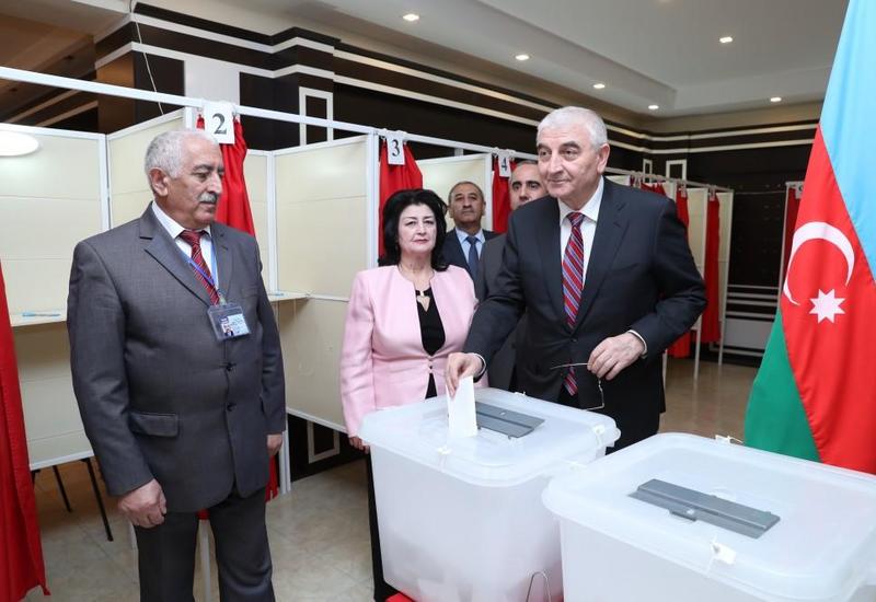 Məzahir Pənahov 31 saylı seçki məntəqəsində səs verib