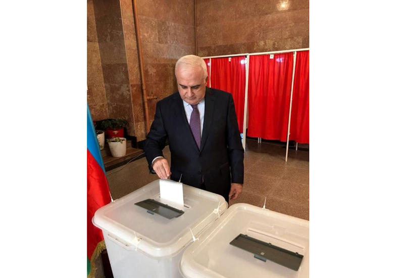 Baş nazirin müavini İsmət Abasov səs verib