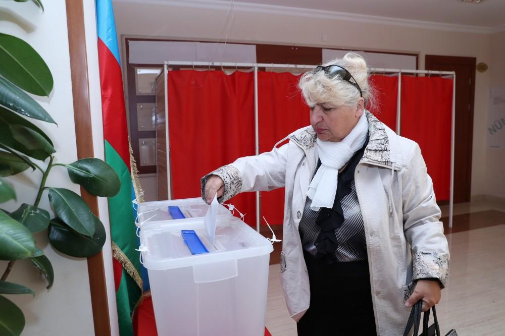 21 saylı Nəsimi I seçki dairəsinin seçki məntəqələrində seçicilərin yüksək fəallığı müşahidə olunur