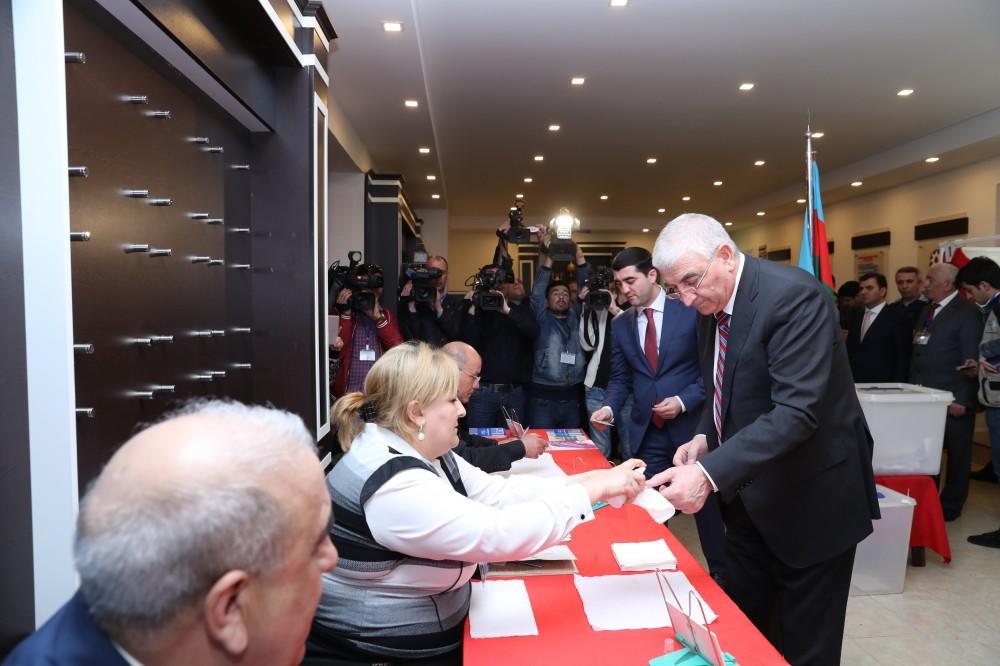 Məzahir Pənahov 31 saylı seçki məntəqəsində səs verib