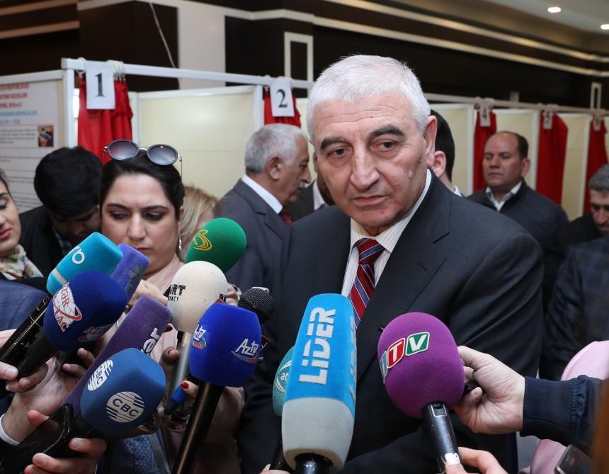 Məzahir Pənahov 31 saylı seçki məntəqəsində səs verib