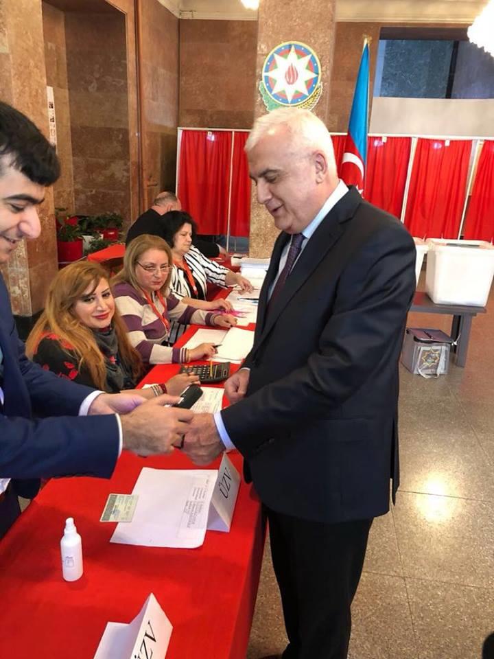 Baş nazirin müavini İsmət Abasov səs verib