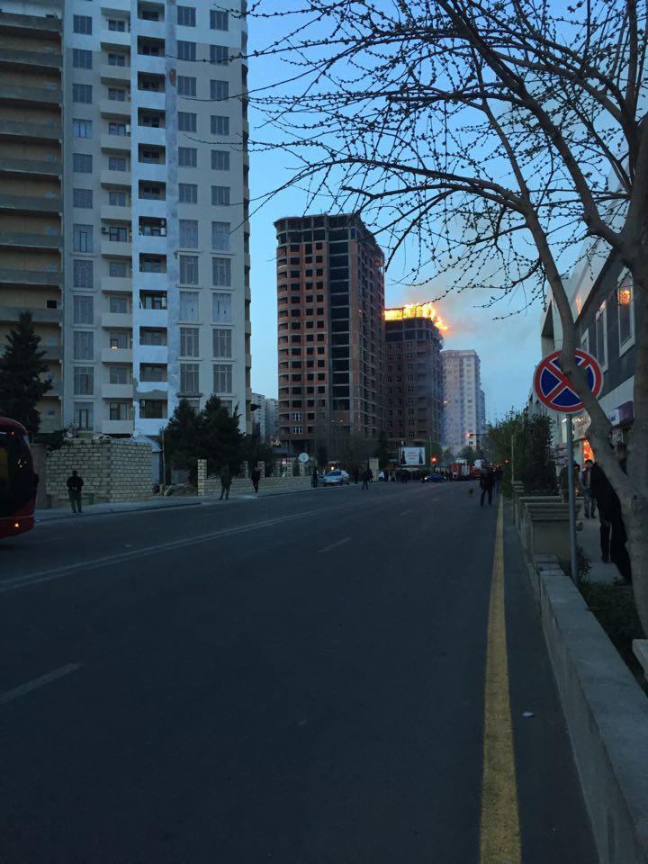 В Баку горит строящийся многоэтажный дом