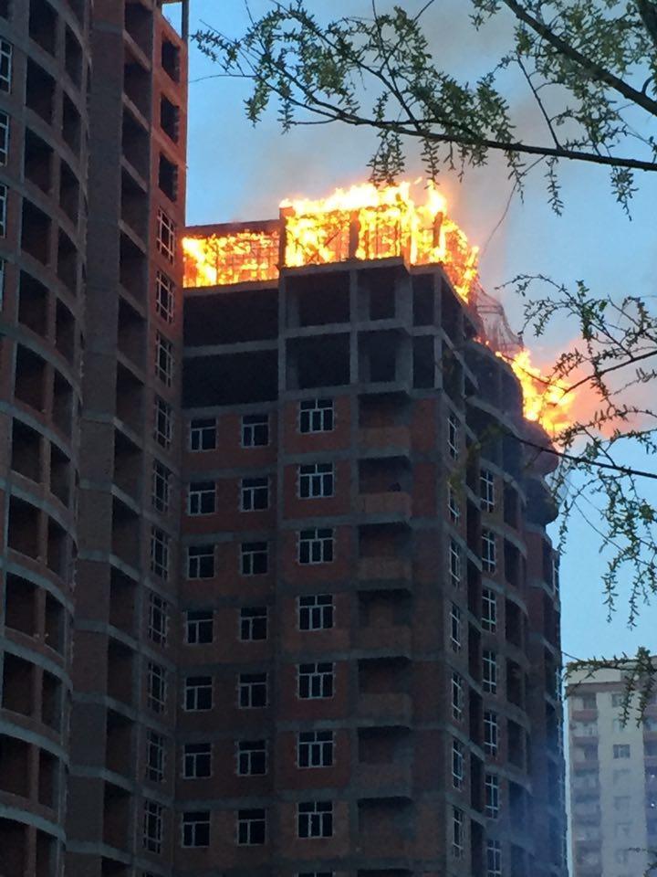 В Баку горит строящийся многоэтажный дом