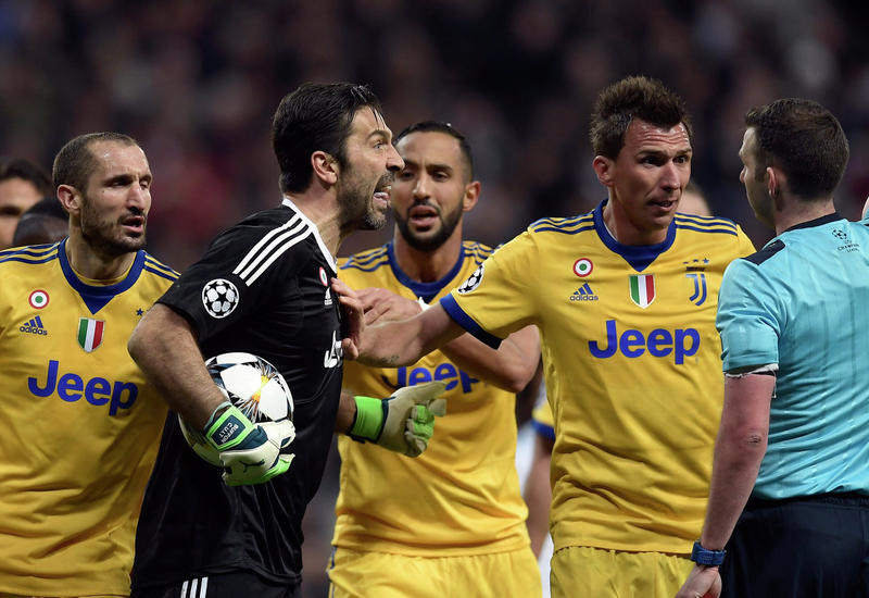 Буффон о пенальти в ворота "Ювентуса": У судьи мусорное ведро вместо сердца