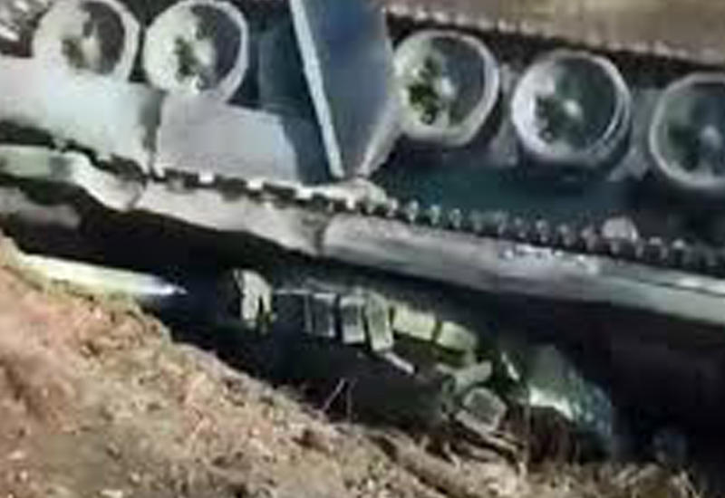 Танк улетел в кювет и опрокинулся