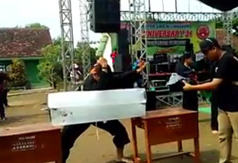 Каратист пытался разбить лед и сломал себе руку