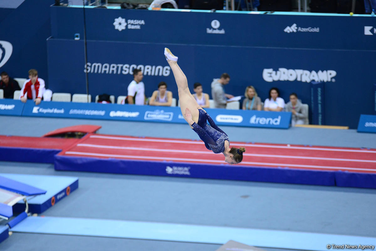 Лучшие моменты второго дня Чемпионата Европы по прыжкам на батуте, двойном мини-батуте и акробатической дорожке