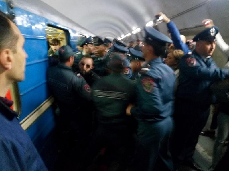 Столкновение между протестующими и полицией на станции метро в Ереване
