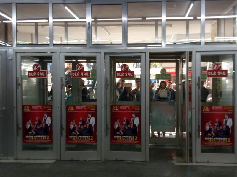 Столкновение между протестующими и полицией на станции метро в Ереване