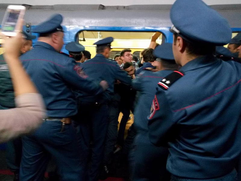 Столкновение между протестующими и полицией на станции метро в Ереване
