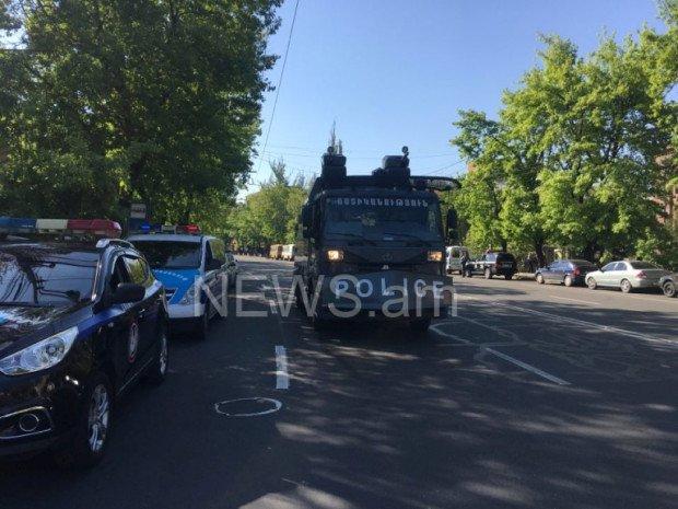Саргсян напустил на граждан полицию - шумовые гранаты сменят водометы