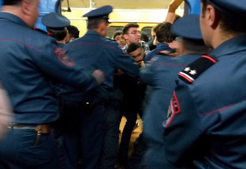 Столкновение между протестующими и полицией на станции метро в Ереване